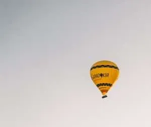Een luchtballon stijgt op vanaf het grasveld van het Goffertpark