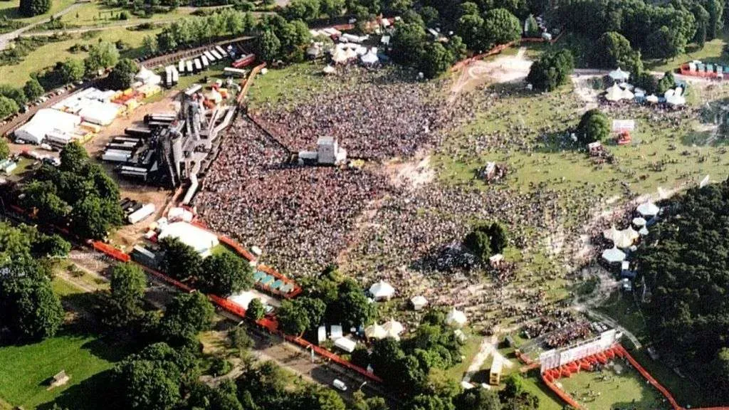 Een concert op het grote veld van het Goffertpark in Nijmegen