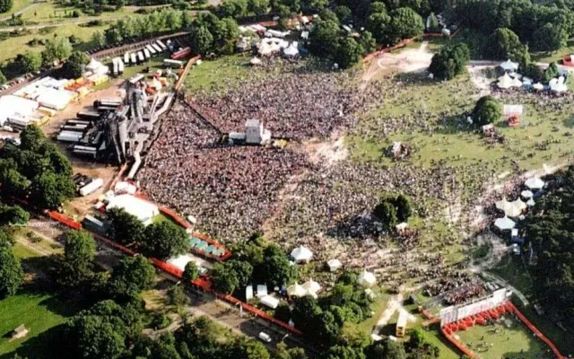 Een concert op het grote veld van het Goffertpark in Nijmegen