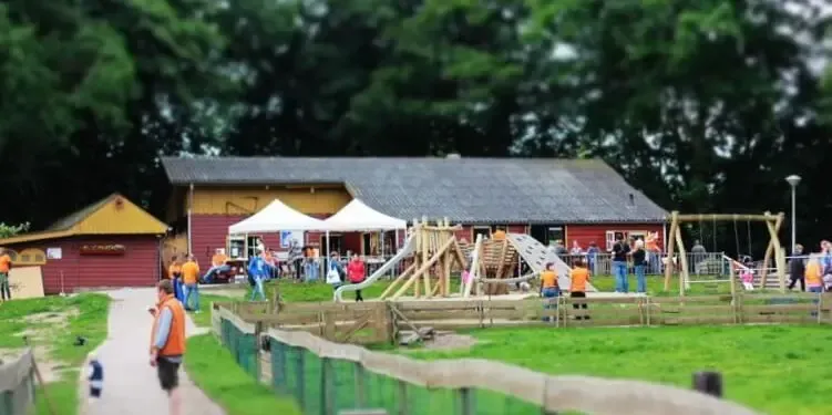 Boerderij de Goffert op de heuvel in het Goffertpark