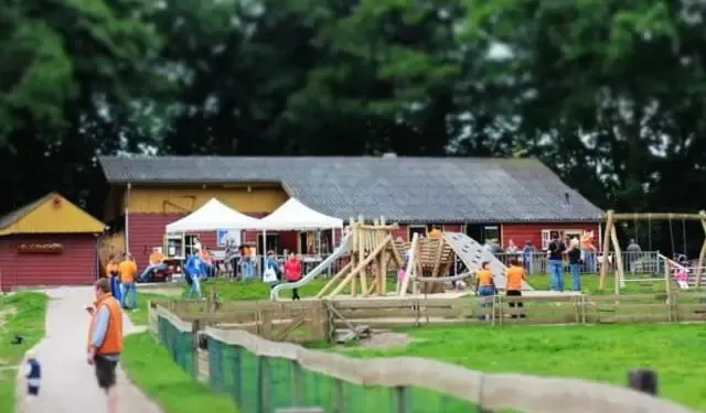 Boerderij de Goffert op de heuvel in het Goffertpark