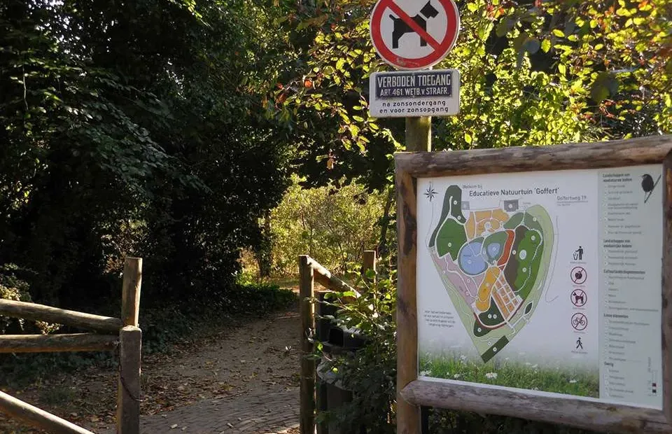Wandelpad door het groen van het Goffertpark