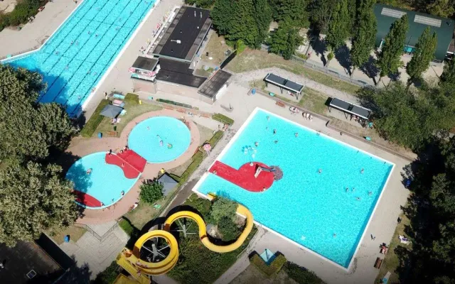 Het Openluchtbad de Goffert in het Goffertpark in Nijmegen